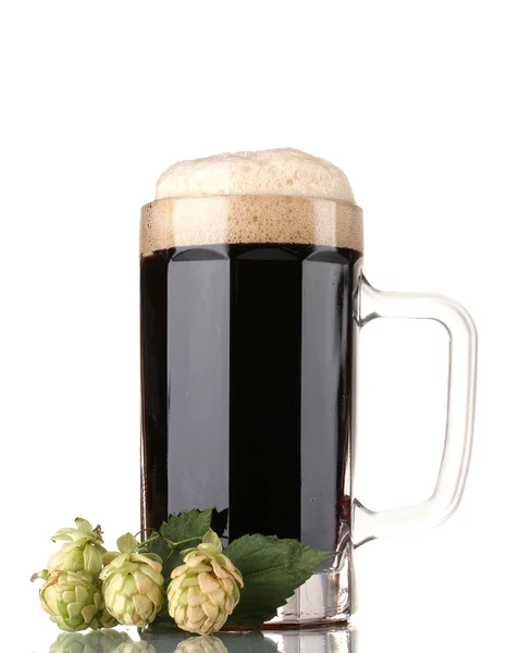 Mörkt öl i en mugg och gröna hop isolerade på vit — Stockfoto