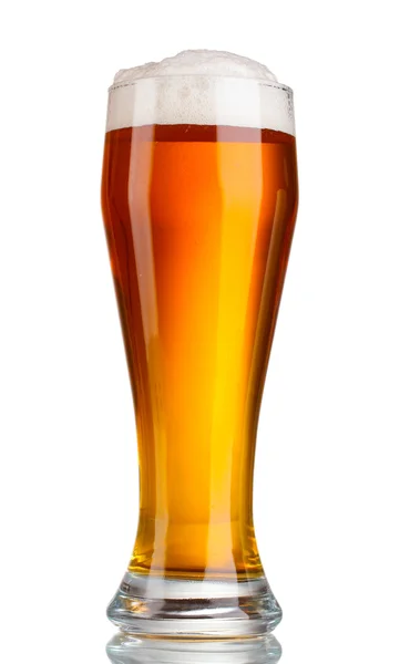 啤酒在白色的玻璃杯中隔离 — 图库照片