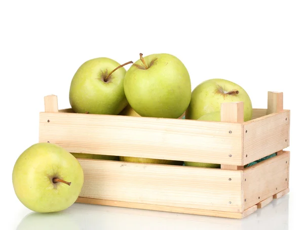 Soczyste zielone jabłka w drewnianej skrzyni na białym tle — Zdjęcie stockowe