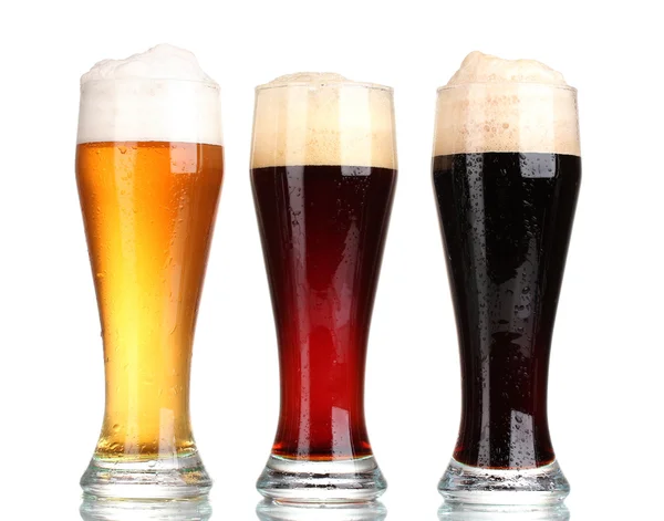 Trzy szklanki z różnych piw na białym tle — Zdjęcie stockowe