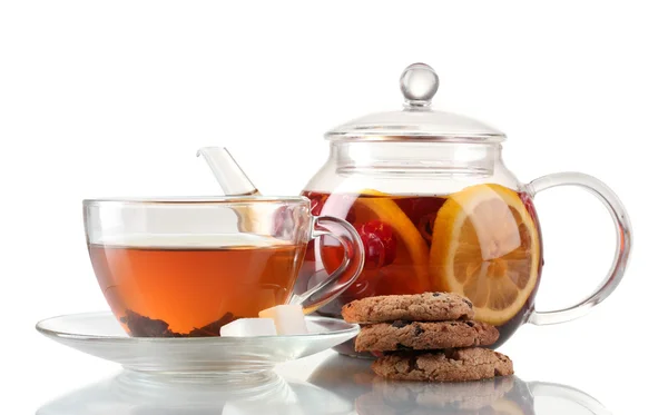 Schwarzer Früchtetee in Glas Teekanne und Tasse isoliert auf weiß — Stockfoto