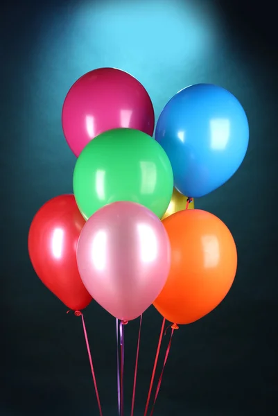 Jasne balony na niebieskim tle — Zdjęcie stockowe