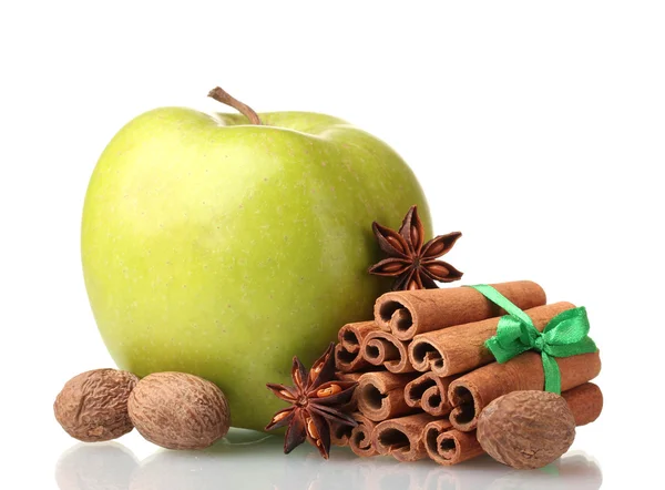Palitos de canela, maçã, noz-moscada e anis isolados sobre branco — Fotografia de Stock