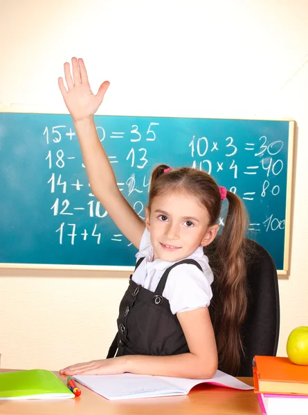 Weinig scholier in klas in de buurt van blackboard — Stockfoto