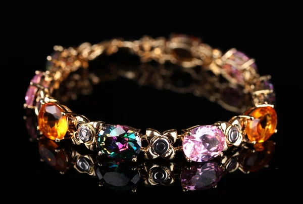 Bela pulseira com pedras preciosas no fundo preto — Fotografia de Stock