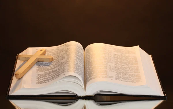 Rosyjski otwarte Pismo Święte z drewnianym krzyżem na brązowym tle — Zdjęcie stockowe