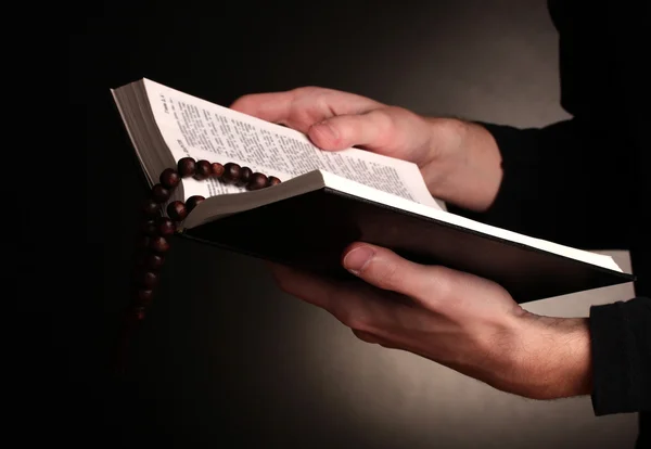 Händer som håller öppna ryska Bibeln — Stockfoto