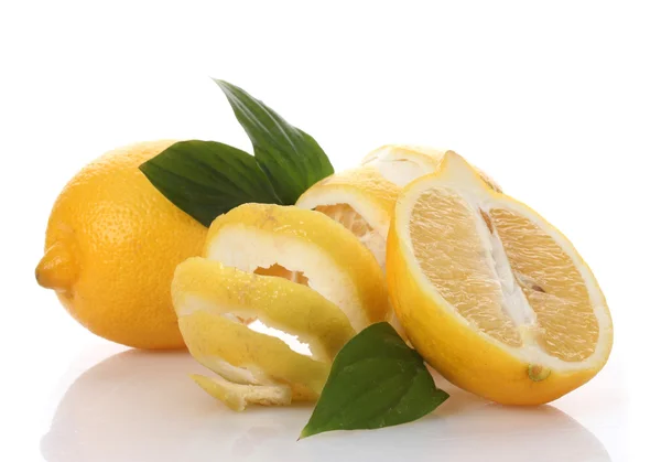 Limões maduros com folhas isoladas em branco — Fotografia de Stock