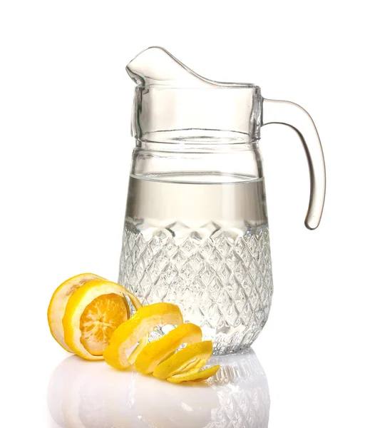 Jarro de limonada e limão isolado em branco — Fotografia de Stock