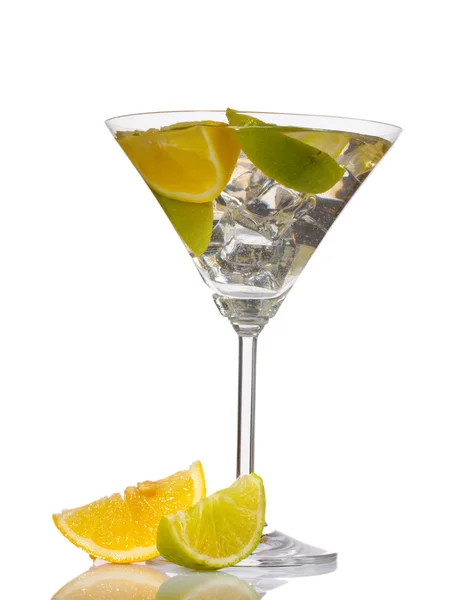 Koktajl z lodu, cytryny i zielonej limonki na białym tle — Zdjęcie stockowe