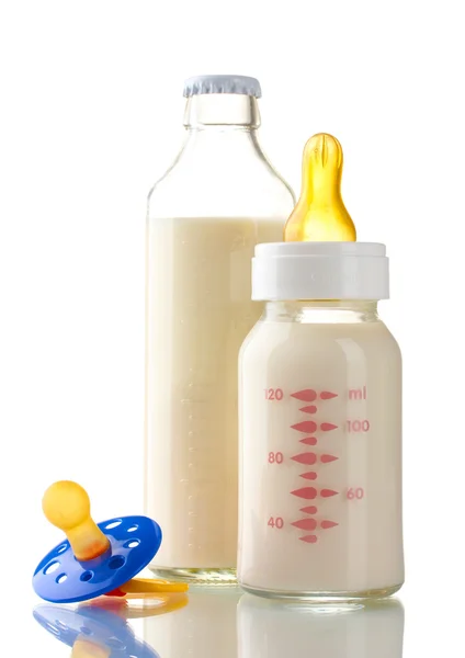 Bottiglie di latte e succhietto isolate su bianco — Foto Stock