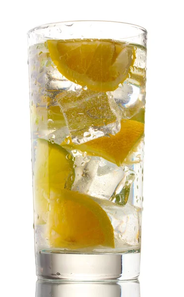 Studené čerstvé limonády izolovaných na bílém — Stock fotografie