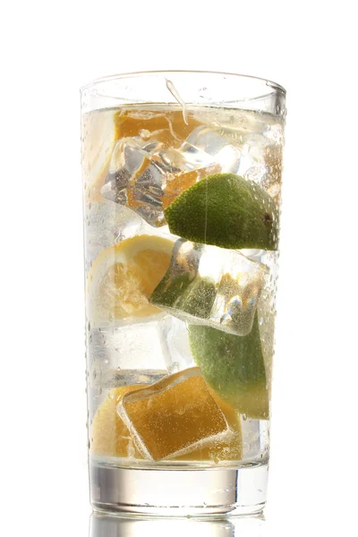 Limonada fresca fría aislada en blanco —  Fotos de Stock
