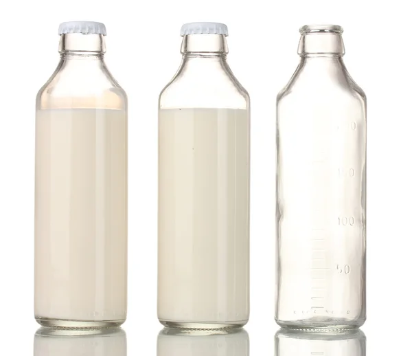 Μπουκάλι γάλα και ένα άδειο μπουκάλι που απομονώνονται σε λευκό — Φωτογραφία Αρχείου