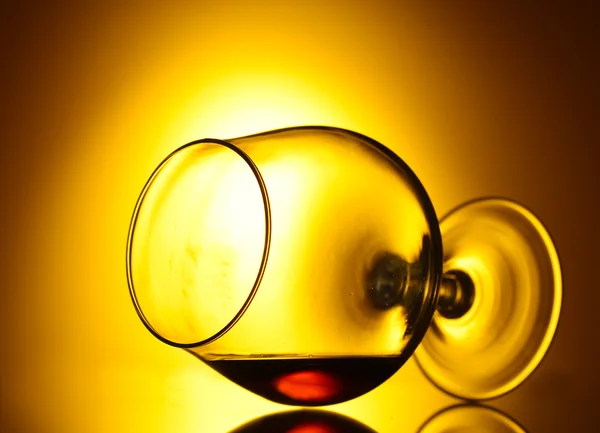 Verre de cognac sur fond jaune — Photo