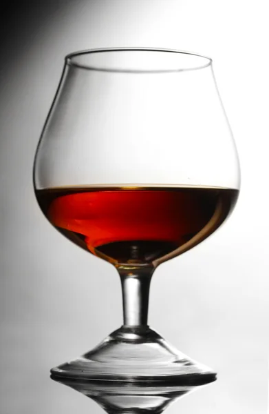 Glas Cognac auf grauem Hintergrund — Stockfoto