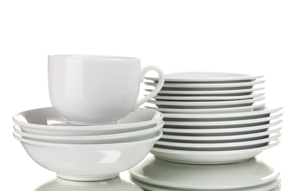 Čisté talíře a poháry izolovaných na bílém — Stock fotografie