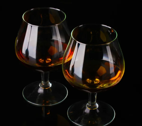 Deux verres de cognac sur fond noir — Photo
