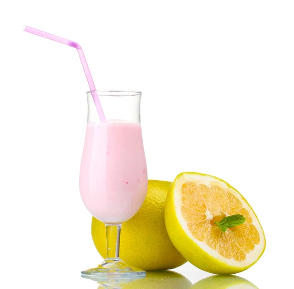 Milkshake en pomelo geïsoleerd op wit — Stockfoto