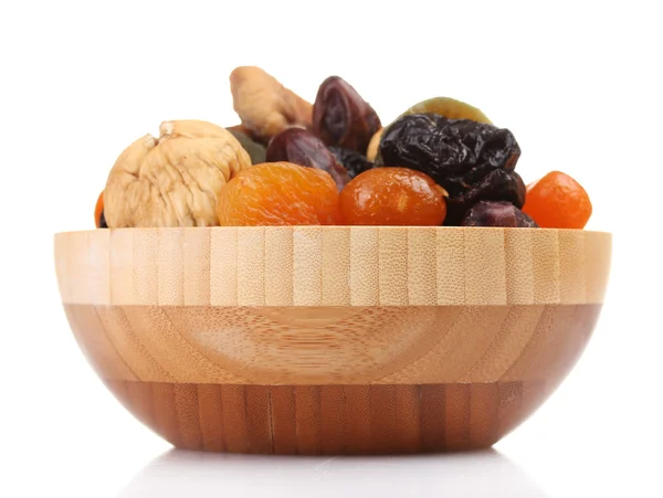 Torkade frukter i trä skål isolerad på vit — Stockfoto