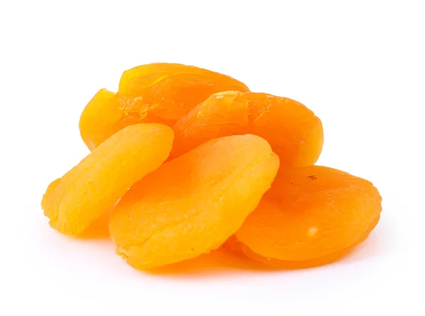 Köstliche getrocknete Aprikosen isoliert auf weiß — Stockfoto