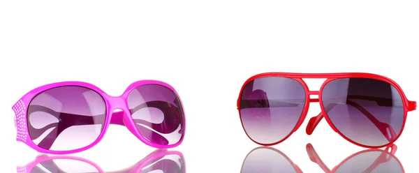 Zwei Frauen Sonnenbrillen rosa und rot isoliert auf weiß — Stockfoto
