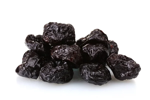 Prunes séchées délicieuses isolées sur blanc — Photo