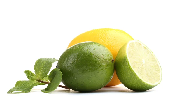 Limão fresco e limão com hortelã isolada em branco — Fotografia de Stock