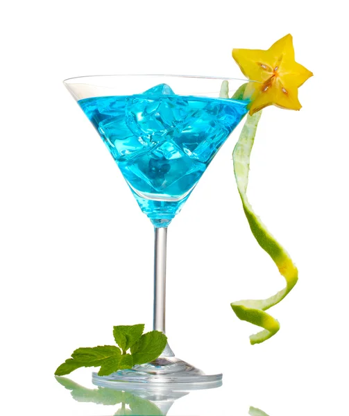 Κοκτέιλ, martini γυαλιά με τον πάγο που απομονώνονται σε λευκό μπλε — Φωτογραφία Αρχείου