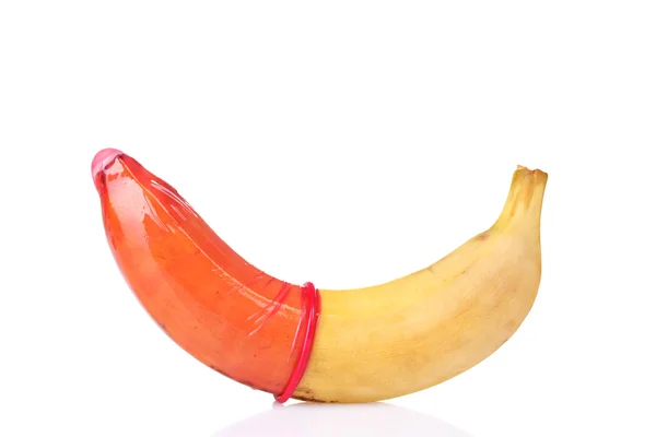 Презерватив на банане, изолированный на белом — стоковое фото