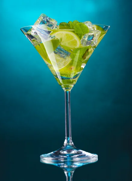 与石灰和在蓝色背景上的薄荷鸡尾酒的 glass — 图库照片