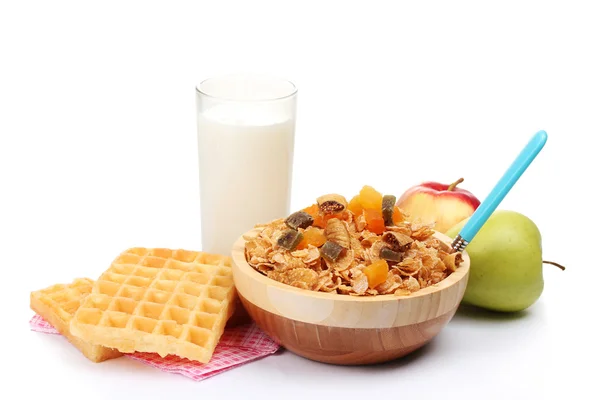 Gustosi cornflakes in ciotola di legno, mele e bicchiere di latte isolato su bianco — Foto Stock