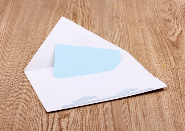 Envelope branco no fundo de madeira — Fotografia de Stock