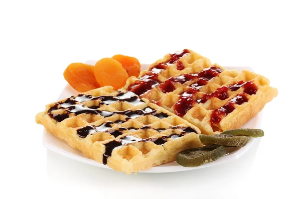 Waffles doces com geléia e chocolate na placa isolada em branco — Fotografia de Stock
