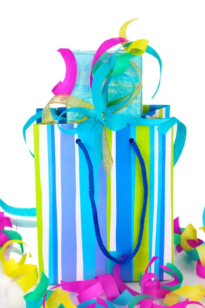 Bolsas de regalo coloridas y regalos con primer plano serpentina aislado en blanco —  Fotos de Stock