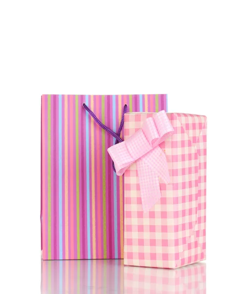 Sacos de presente coloridos com presentes isolados em branco — Fotografia de Stock