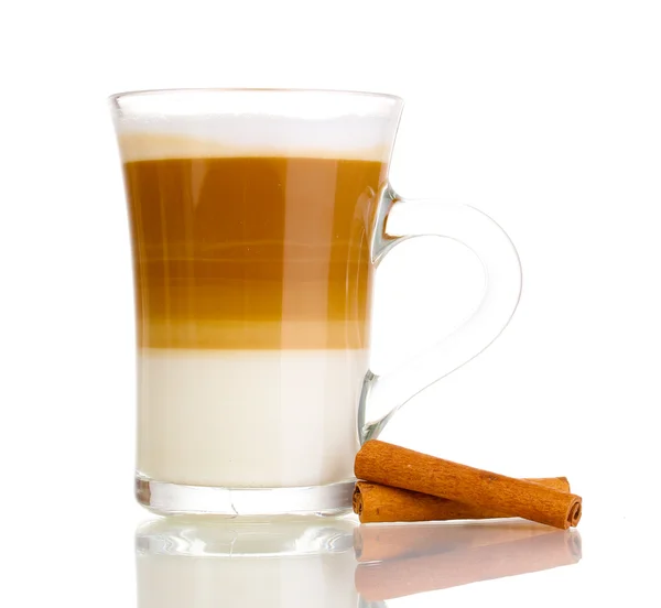 Kopi latte harum dalam cangkir kaca dan kayu manis diisolasi di atas putih — Stok Foto