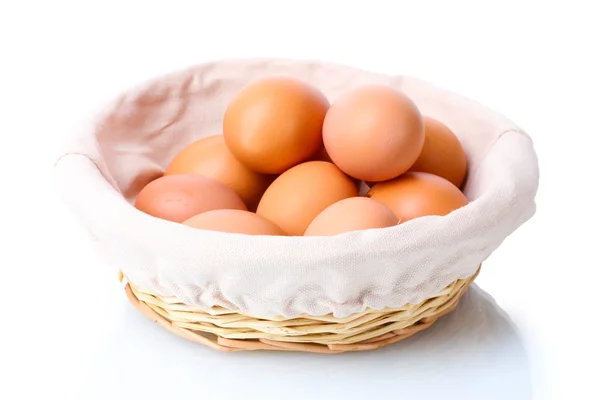 Ovos castanhos em cesta isolados em branco — Fotografia de Stock