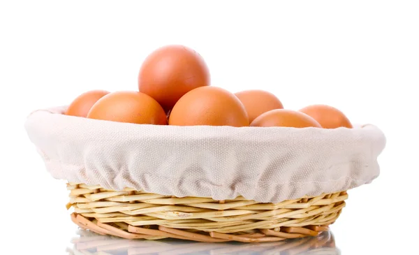 Bruin eieren in een mand geïsoleerd op wit — Stockfoto