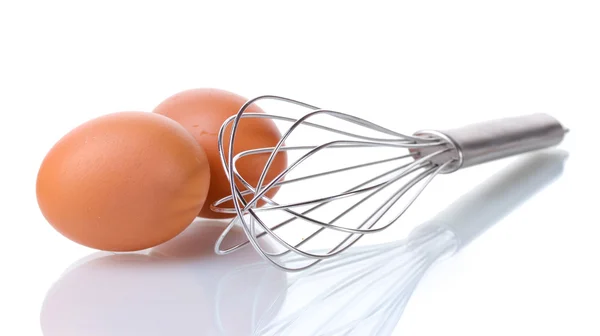 Металеве вуса для збивання яєць і коричневих яєць ізольовані на білому — стокове фото