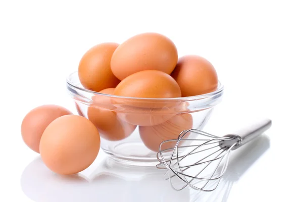 Metalowa Trzepaczka do ubijania jajek i brązowe jaja w miska na białym tle — Zdjęcie stockowe