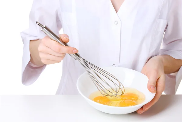 Perempuan tangan mencampur telur dalam mangkuk terisolasi pada putih — Stok Foto