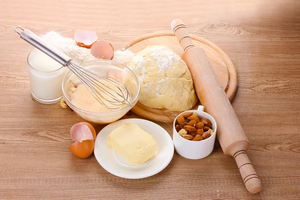 Ingredientes para a mesa de madeira da massa — Fotografia de Stock