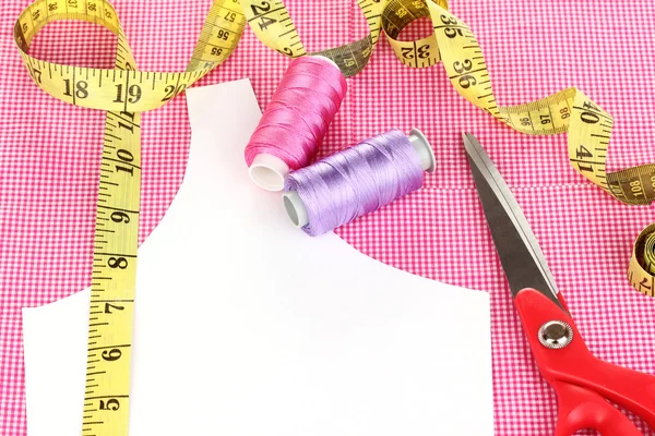 Scissors,threads, measuring tape and pattern on fabric close-up — Stock Photo, Image