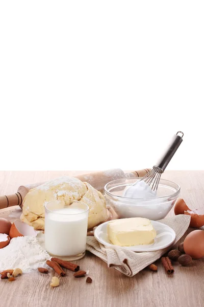 Beyaz zemin üzerine hamur ahşap masa için malzemeler — Stok fotoğraf