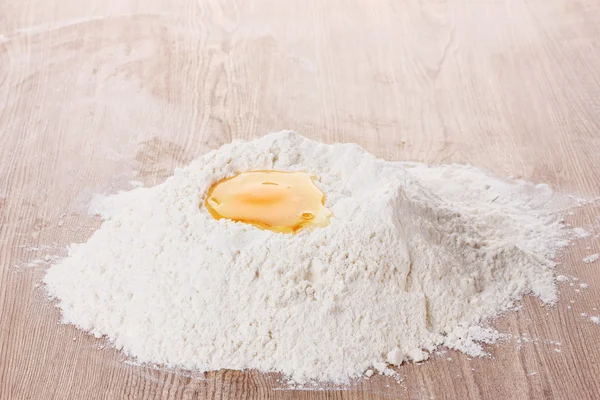 Ägg i mjöl på träbord — Stockfoto