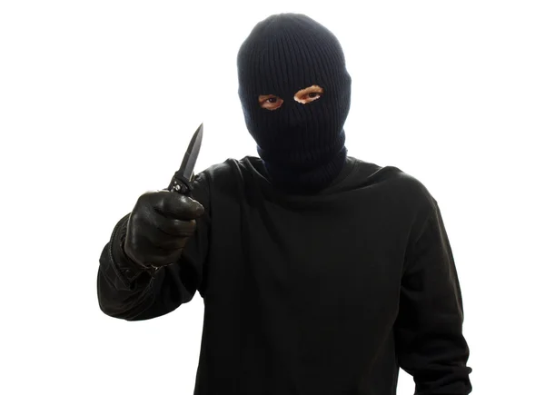 Бандит в чорній масці з ножем ізольовано на білому — стокове фото