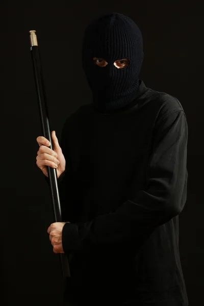 Siyah üzerine izole boru ile siyah maskeli haydut — Stok fotoğraf