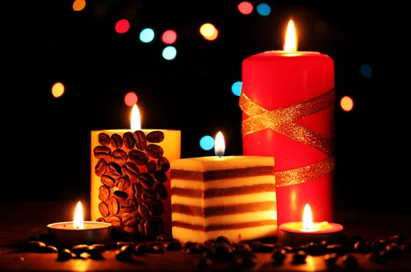 在明亮的背景上的木桌上的精彩蜡烛 — 图库照片