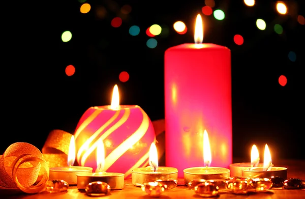 Wunderbare Kerzen auf Holztisch auf hellem Hintergrund — Stockfoto